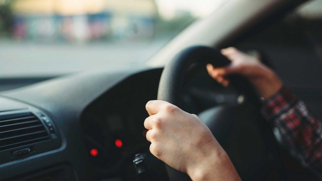 Plimbare finalizată cu dosar, pentru un tânăr de 16 ani. A furat mașina părinților și a abandonat-o ca să scape de polițiști