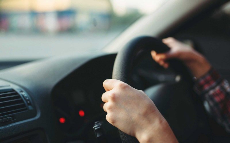 Plimbare finalizată cu dosar, pentru un tânăr de 16 ani. A furat mașina părinților și a abandonat-o ca să scape de polițiști