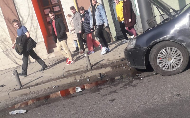 La un pas de o tragedie, pe Moților. O mașină a fost aruncată pe trotuar, dar s-a oprit într-un stâlp