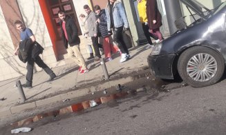 La un pas de o tragedie, pe Moților. O mașină a fost aruncată pe trotuar, dar s-a oprit într-un stâlp