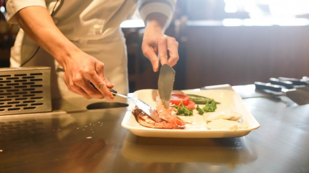 Amenzi de sute de mii de lei în 5 restaurante din Cluj. Puneau în farfurii mâncare expirată de 120 de zile