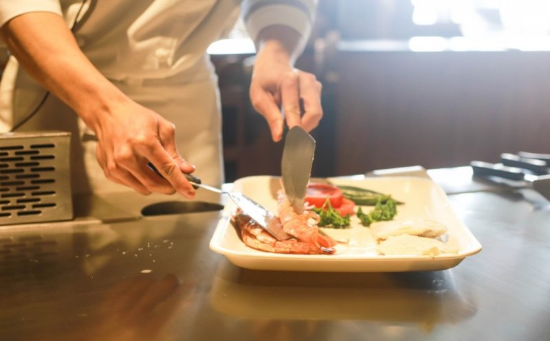 Amenzi de sute de mii de lei în 5 restaurante din Cluj. Puneau în farfurii mâncare expirată de 120 de zile