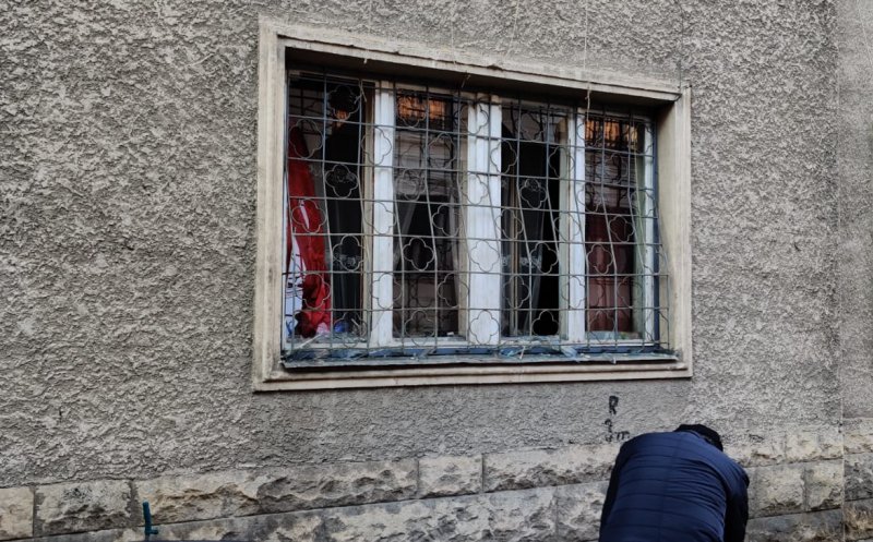 Explozie într-un bloc din centrul Clujului. Un bărbat a ajuns la spital