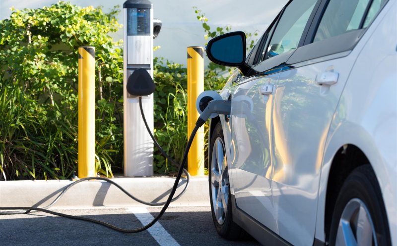 Statul vrea să pună pe roate o rețea de staţii de încărcare pentru maşini electrice