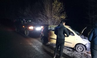 Salvatorii mașinilor au făcut minuni la Cluj. Două autoturisme scoase din situații-limită