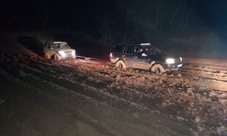 Salvatorii mașinilor au făcut minuni la Cluj. Două autoturisme scoase din situații-limită