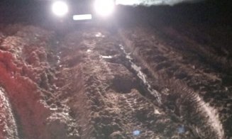 Salvatorii mașinilor au făcut minuni la Cluj. Două autoturisme scoase din situații-limită