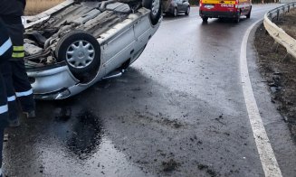 Accident Cluj. Mașină cu roțile-n sus pe Feleac