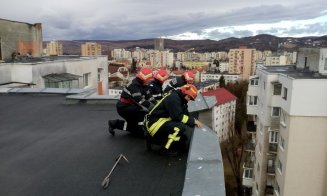 Vântul a desprins o tablă de pe acoperișul unui bloc cu 10 etaje din Mănăștur