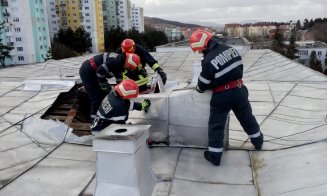 Vântul a doborât copaci, panouri publicitare și a desprins bucăți de tencuială și acoperișuri la Cluj