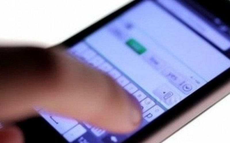 Tânăr după gratii. Și-a bătut mama, i-a luat telefonul și l-a vândut ca să joace la păcănele