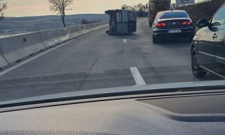 Accident între Cluj și Turda. O mașină s-a răsturnat în mijlocul drumului