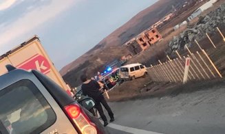 Accident Cluj. Dubă azvârlită peste parapet/ Șoferul rănit, întins pe asfalt