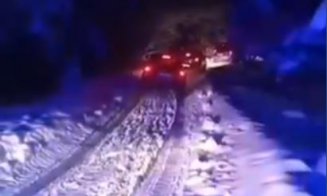 Apel la 112. Turiști clujeni, rămași blocați în zăpadă pe un drum forestier
