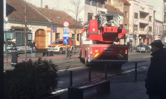 Vremea a făcut prăpăd la Cluj. Copaci rupți, țigle smulse și acoperișuri căzute pe mașini