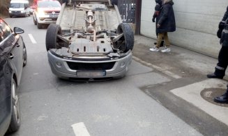 Accident în Grigorescu. O masină a ajuns cu roțile-n sus