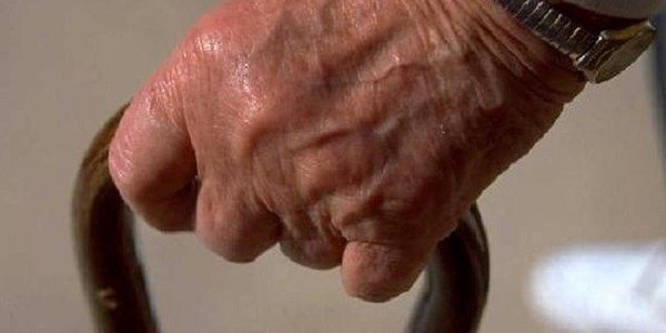 Revoltător! La 88 de ani, jefuit de doi adolescenți. I-au dat câțiva pumni și i-au smuls verigheta