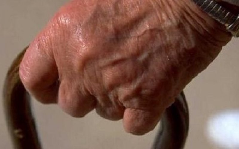 Revoltător! La 88 de ani, jefuit de doi adolescenți. I-au dat câțiva pumni și i-au smuls verigheta