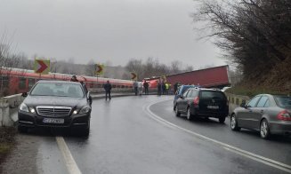 Accident între un TIR și un autotren. TIR-ul a ajuns pe linia ferată, fiind lovit de trenul Cluj-Oradea. Două persone, îngrijiri medicale