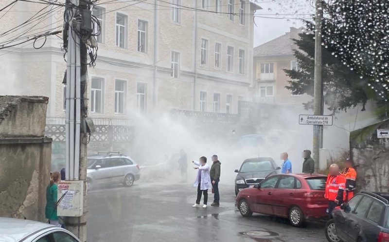 O mașină parcată lângă un spital de copii din Cluj a luat foc