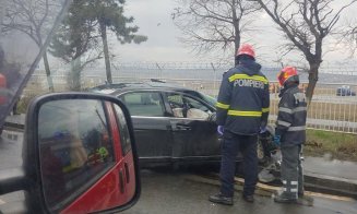 Un TIR s-a ciocnit cu un autoturism pe Traian Vuia. O tânără, rănită ușor