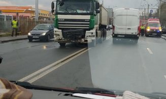 Un TIR s-a ciocnit cu un autoturism pe Traian Vuia. O tânără, rănită ușor