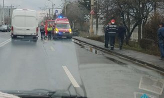 Un TIR s-a ciocnit cu un autoturism pe Traian Vuia. O tânără, rănită ușor