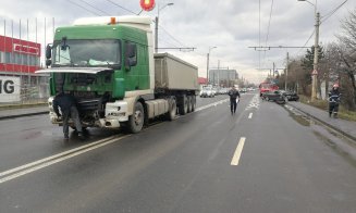 Un TIR s-a ciocnit cu un autoturism pe Traian Vuia. O tânără, rănită ușor