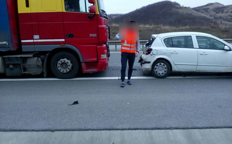 Accident pe Autostrada Transilvania. Implicate, o mașină și un TIR