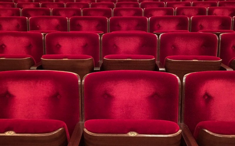 Restricții coronavirus - Maxim 100 de persoane în sălile de teatru, cinema și în biserici