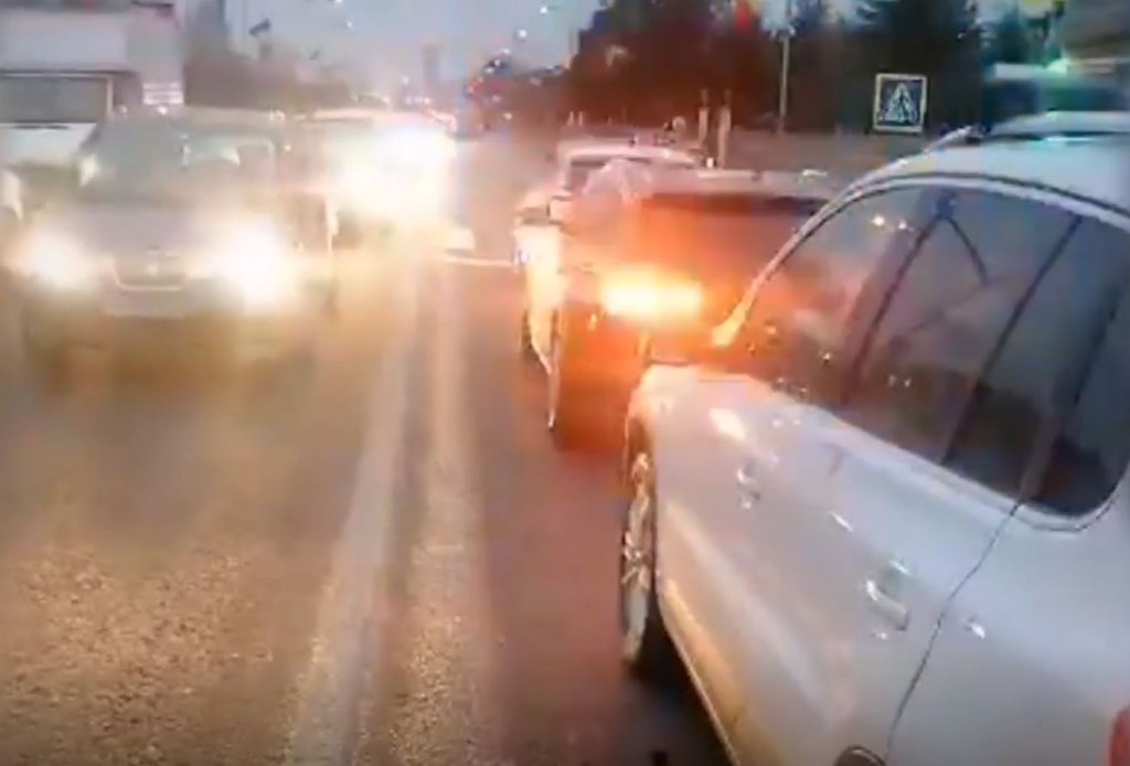 Două mașini din convoiul cu români veniţi din Italia s-au tamponat în Cluj