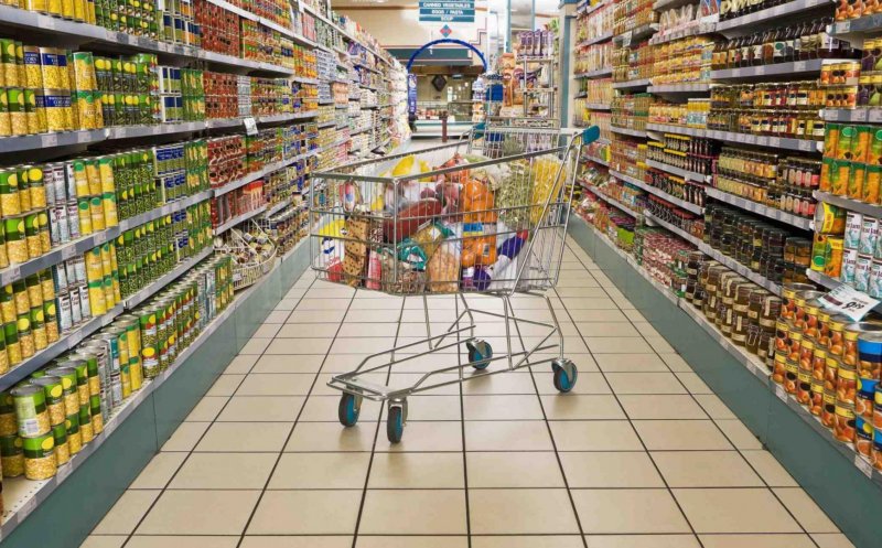 ANPC: Supermarketurile au stocuri de alimente de bază şi de produse dezinfectante, deşi cererea e mare