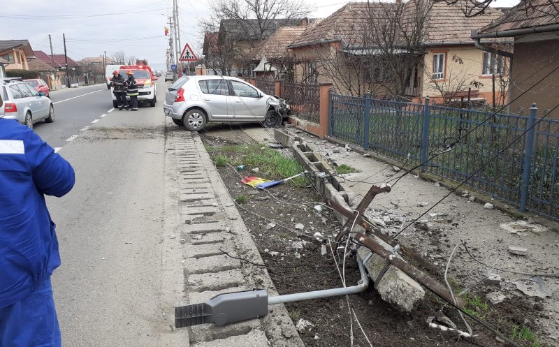 Accident Cluj: A adormit la volan și s-a trezit că a dat jos un stâlp și a rupt un gard