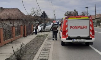 Accident Cluj: A adormit la volan și s-a trezit că a dat jos un stâlp și a rupt un gard