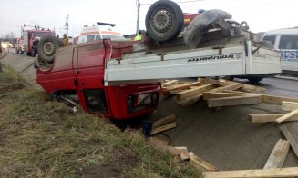 Camionetă răsturnată-n șanț. O persoană a ajuns la spital