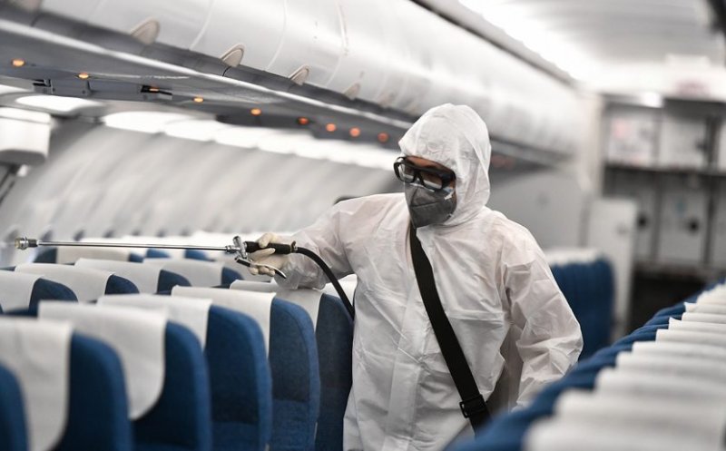 Inconștiență maximă! Român confirmat cu COVID - 19, într-un avion plin cu pasageri care a aterizat în România