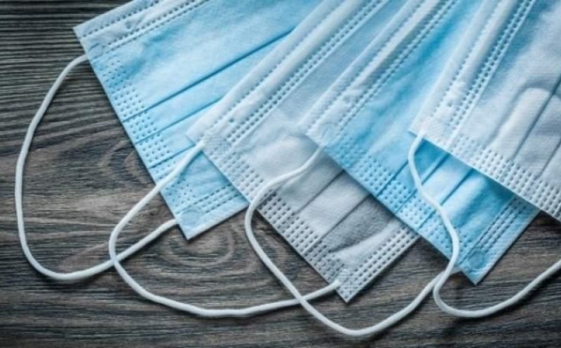 Colete cu măşti chirurgicale şi costume de protecţie medicală, oprite pe Aeroportul Cluj