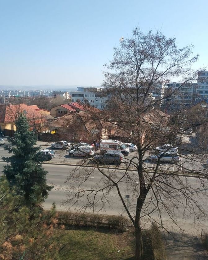 Femeie imobilizată în mijlocul străzii și transportată la psihiatrie. Striga și oprea mașini ca să transmită mesaje