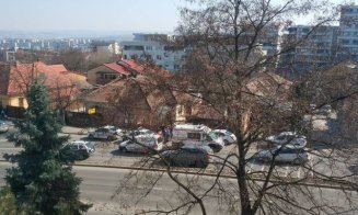Femeie imobilizată în mijlocul străzii și transportată la psihiatrie. Striga și oprea mașini ca să transmită mesaje