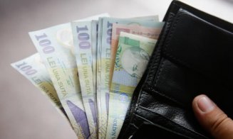 Păstrați distanța! Bărbat de 77 de ani, rămas fără bani după ce a primit o îmbrățișare de la o "iubăreață"