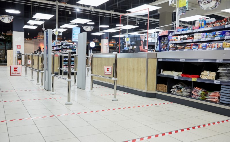 Kaufland își pune geamuri de protecție la case. Carrefour le are de o săptămână