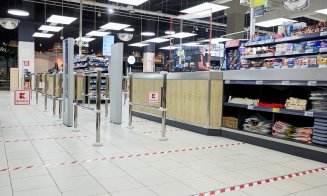 Kaufland își pune geamuri de protecție la case. Carrefour le are de o săptămână