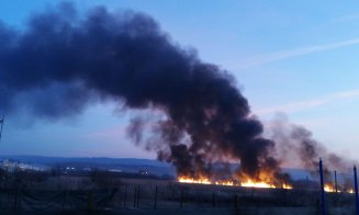 Incendiu de proporţii în Someşeni. Flăcări "cât blocul"