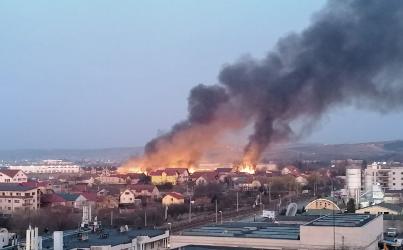 Incendiu de proporţii în Someşeni. Flăcări "cât blocul"