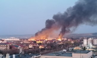 Incendiu de proporţii în Someşeni. Flăcări "cât blocul"