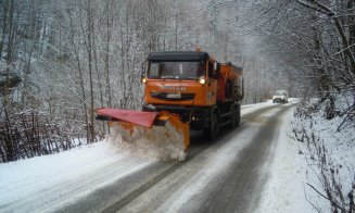 300 tone de material antiderapant împrăștiate în județ