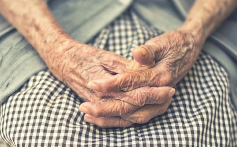 Oameni în vârstă, găsiţi „morţi şi abandonaţi” în paturile lor