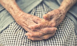 Oameni în vârstă, găsiţi „morţi şi abandonaţi” în paturile lor