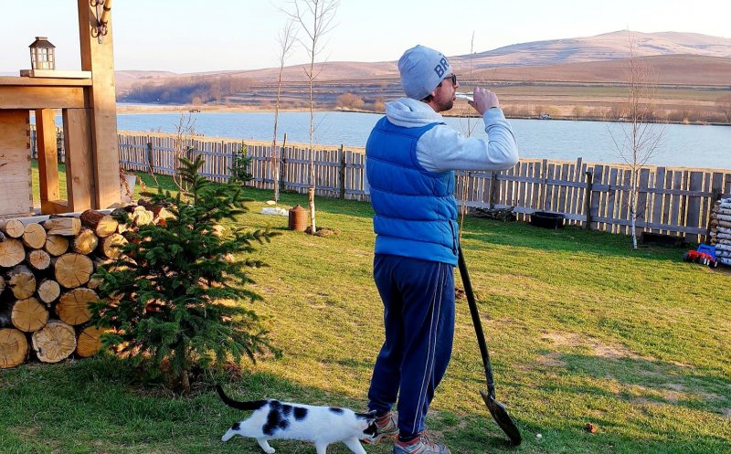 Economistul care s-a izolat voluntar pe lacul din Ciurila: “E un sentiment natural în cazul nostru”