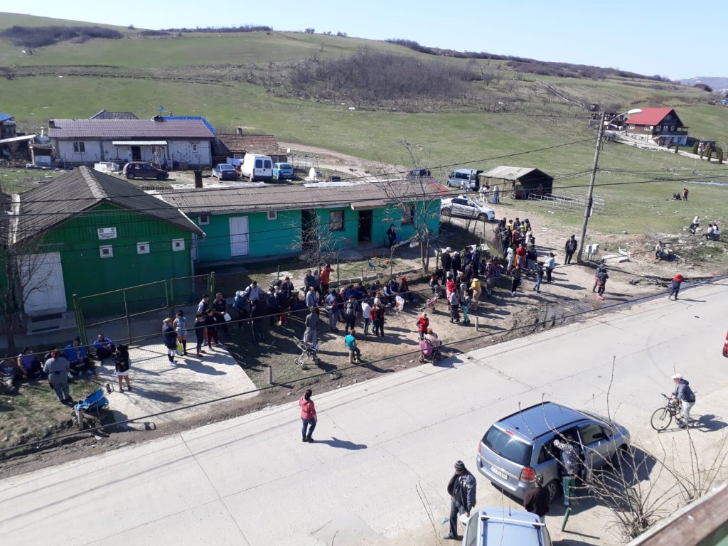 Îmbulzeală la Pata Rât pentru pachetele de la Primărie. Oamenii au uitat de reguli şi distanţare socială